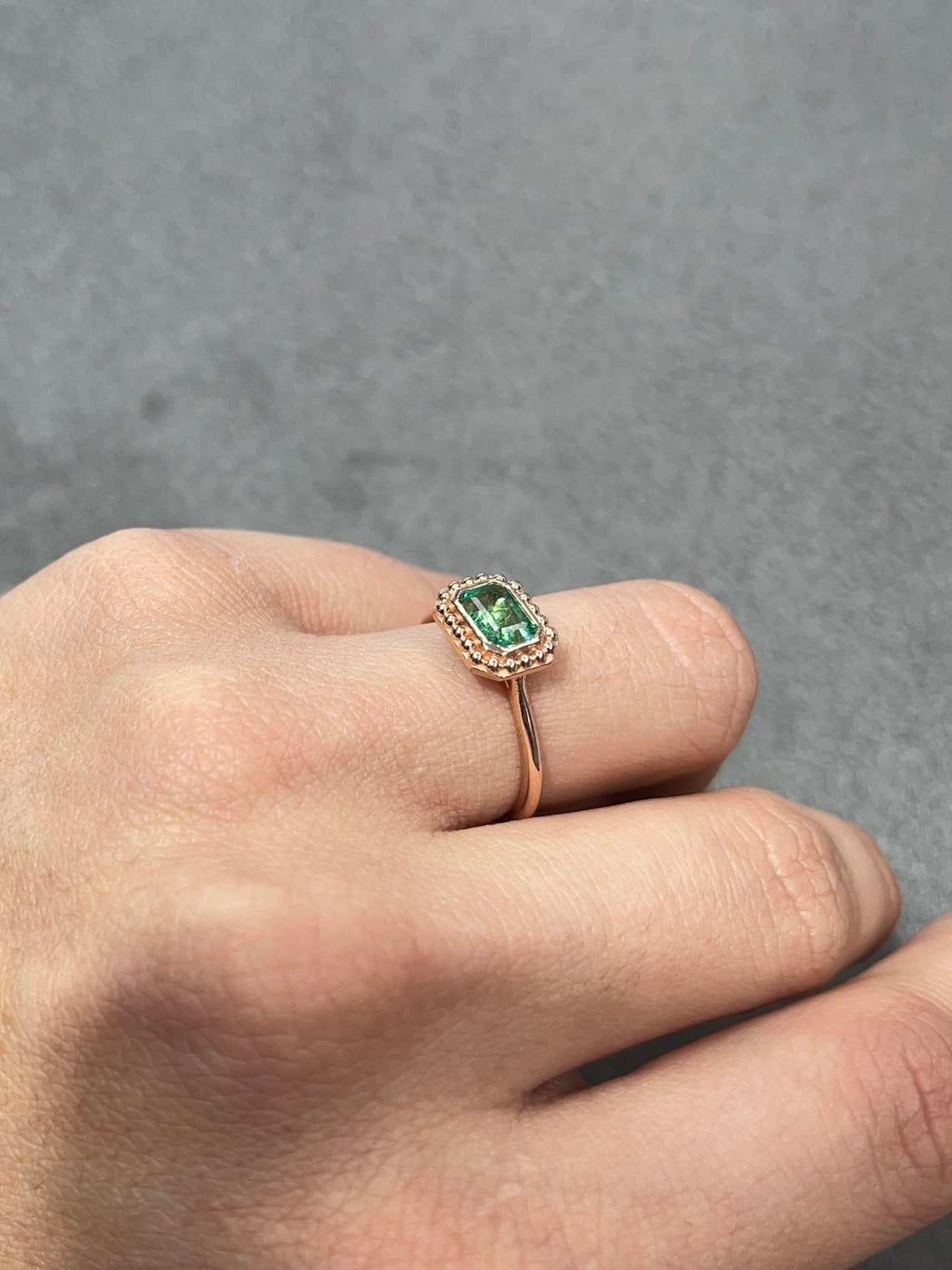 0.90ct Bezel Set Emerald Cut Emerald Solitaire Bead Ring 14K - Image 4