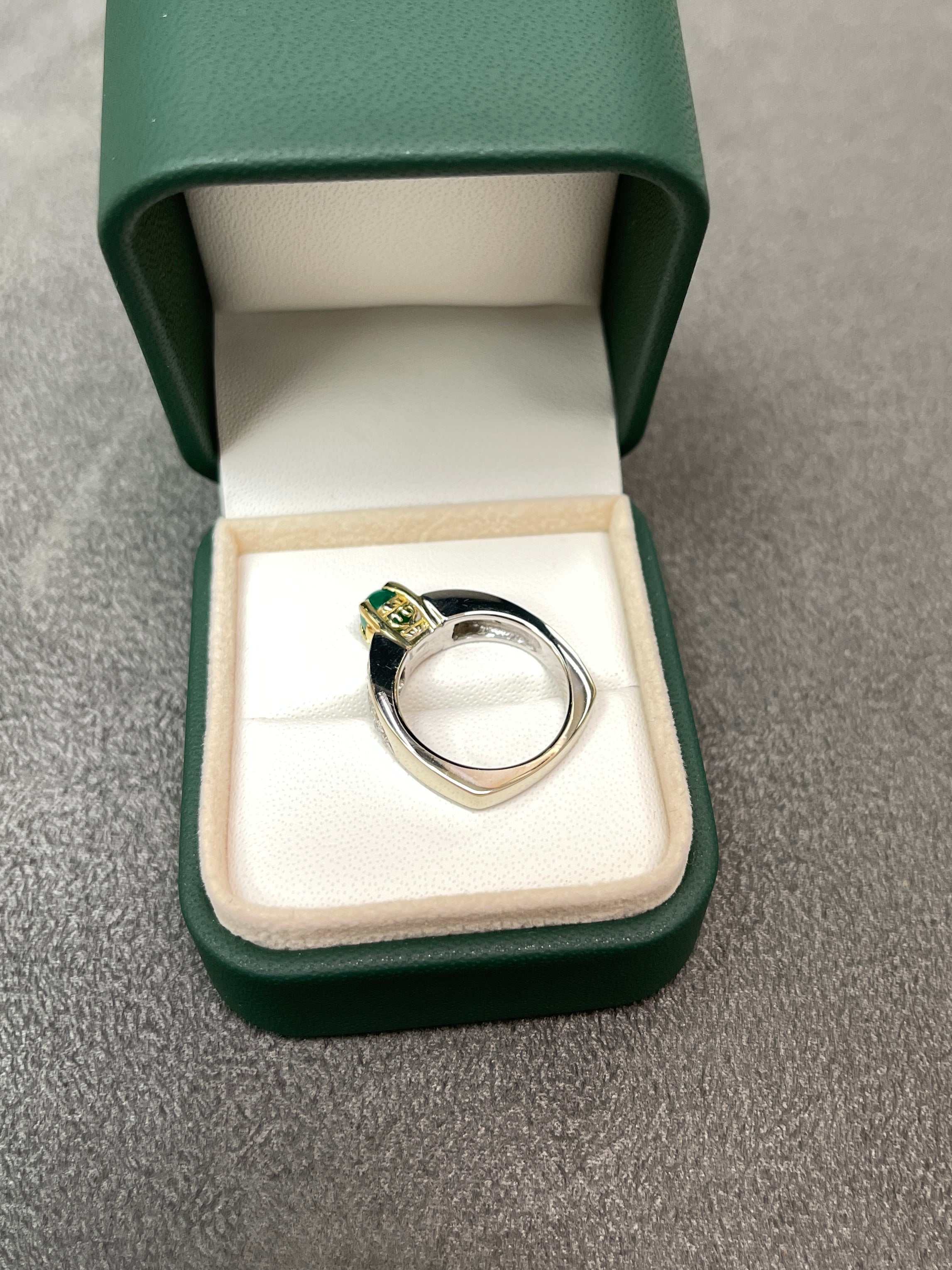 0.90tcw Oval Natural Emerald Cabochon & Diamond Brilliant Round Ring 18K - Image 10