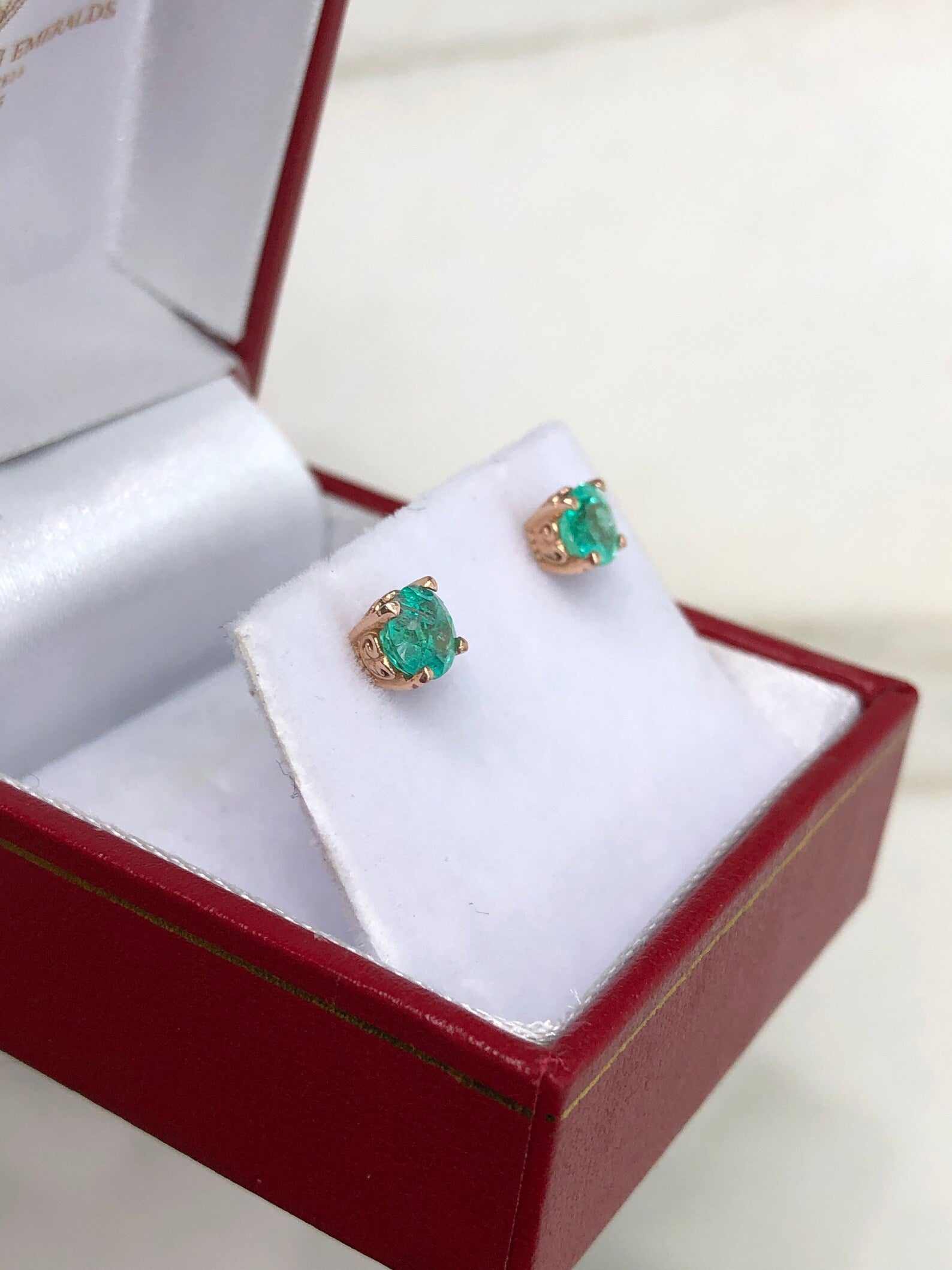 0.90tcw Round Cut Medium Deep Green Emerald Scroll Carved Stud Earrings 14K - Image 9