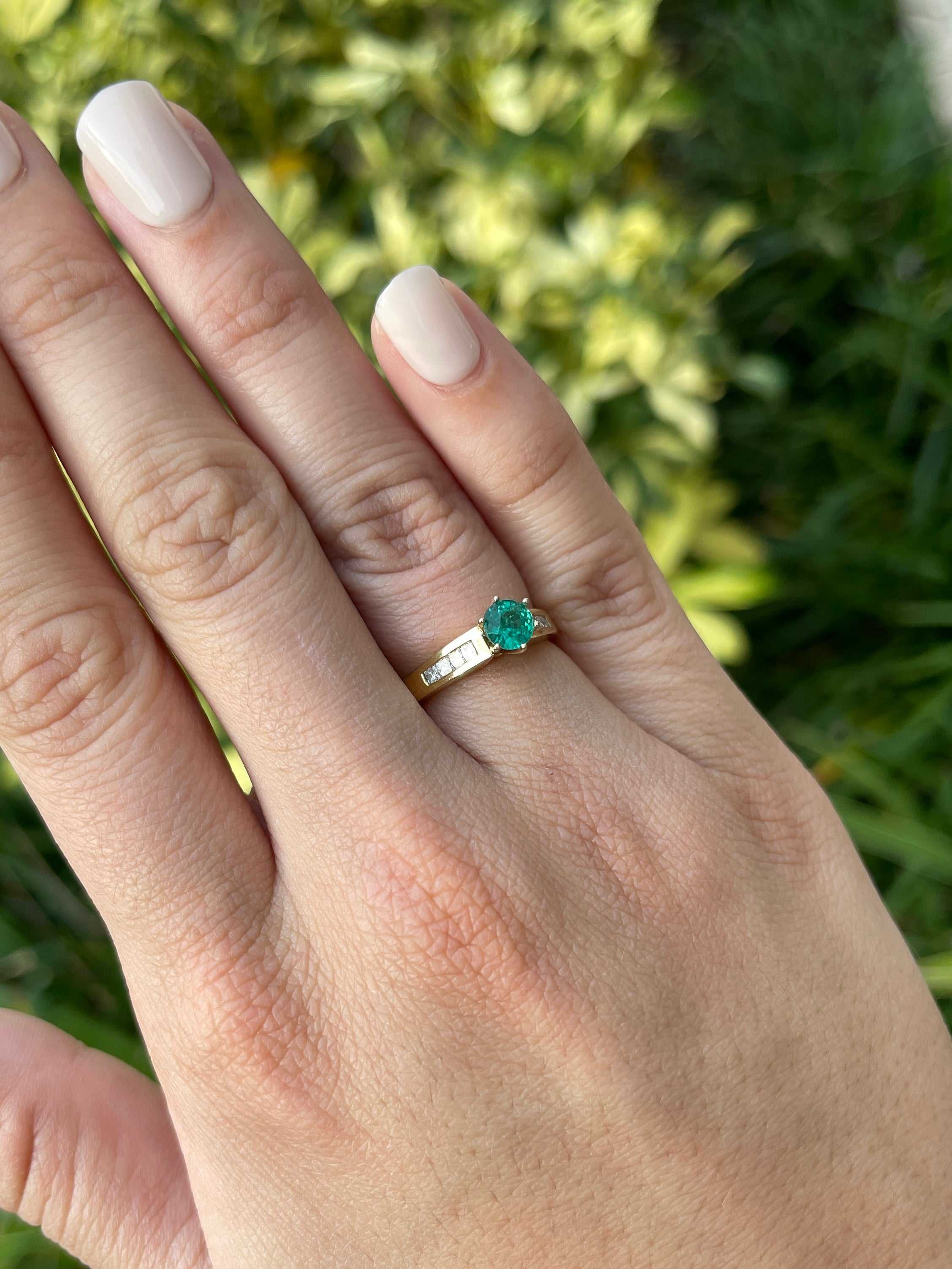 1.01tcw Round Emerald & Princess Cut Diamond Accent Engagement Ring 18K - Image 4