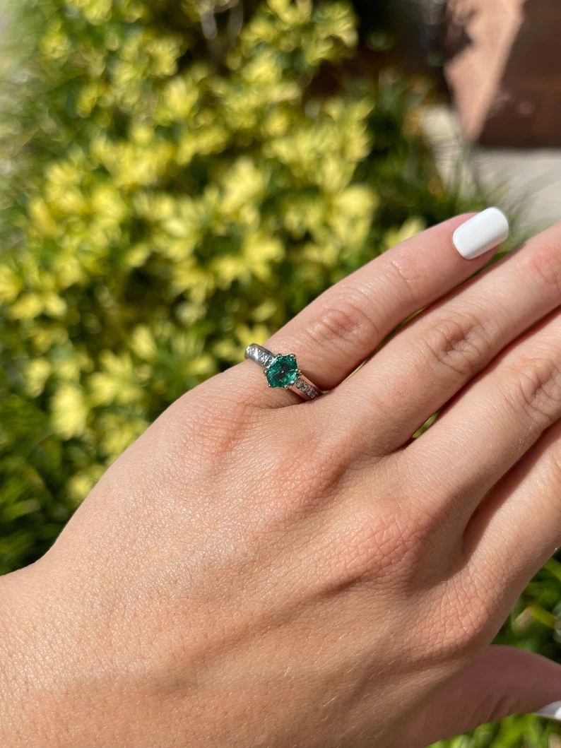 1.0tcw 18K Natural Emerald Oval Cut Diamond Accent Engagement Ring - Image 4
