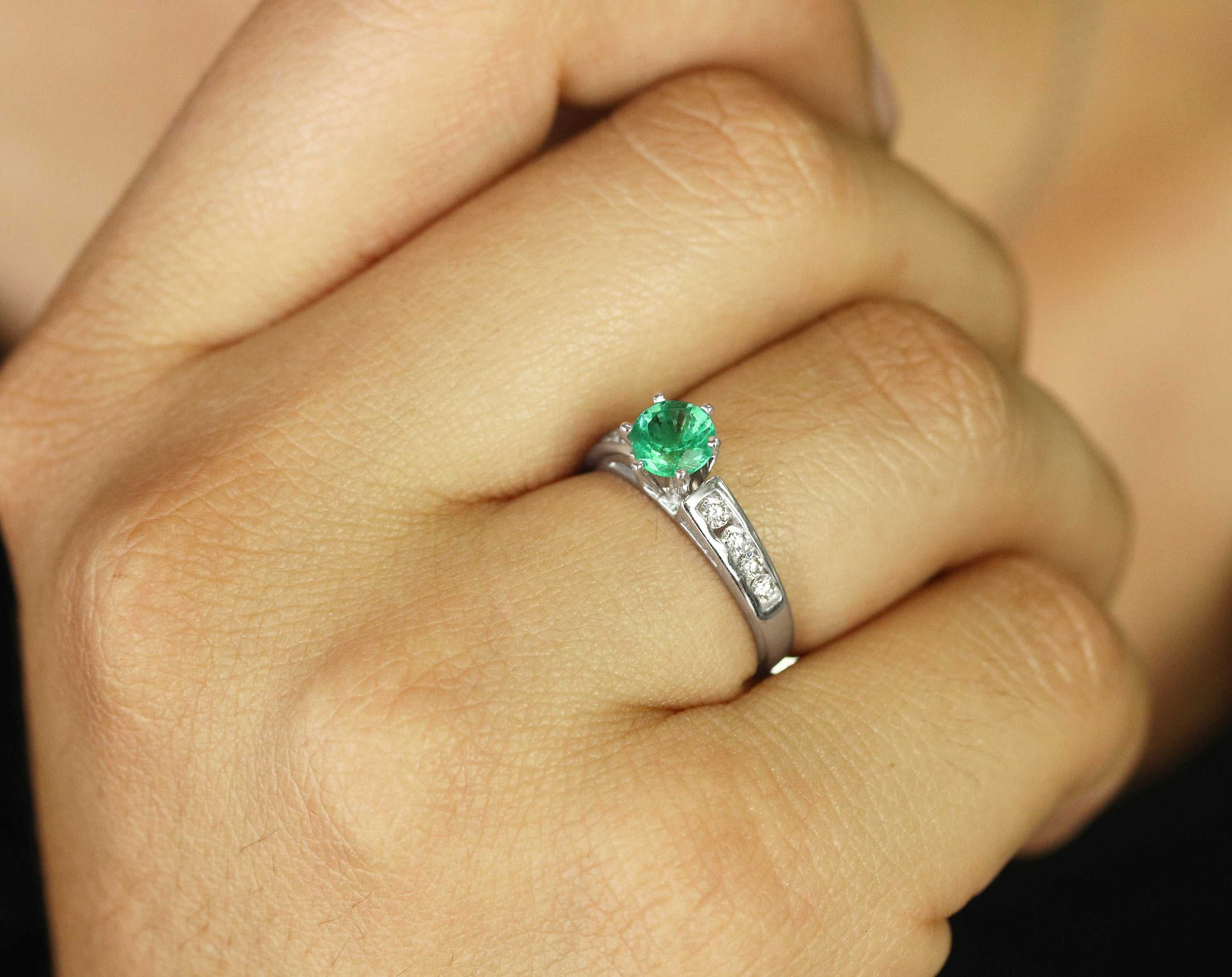 1.0tcw Round Brazilian Emerald & Diamond Shank Engagement Ring - Image 4