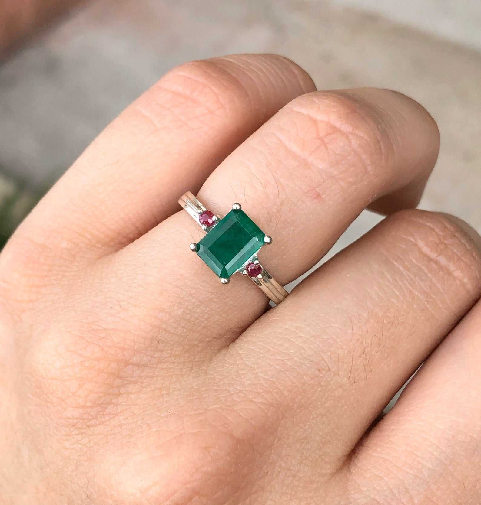 1.30tcw Emerald & Ruby Three Stone Engagement Ring Silver 925 - Image 3