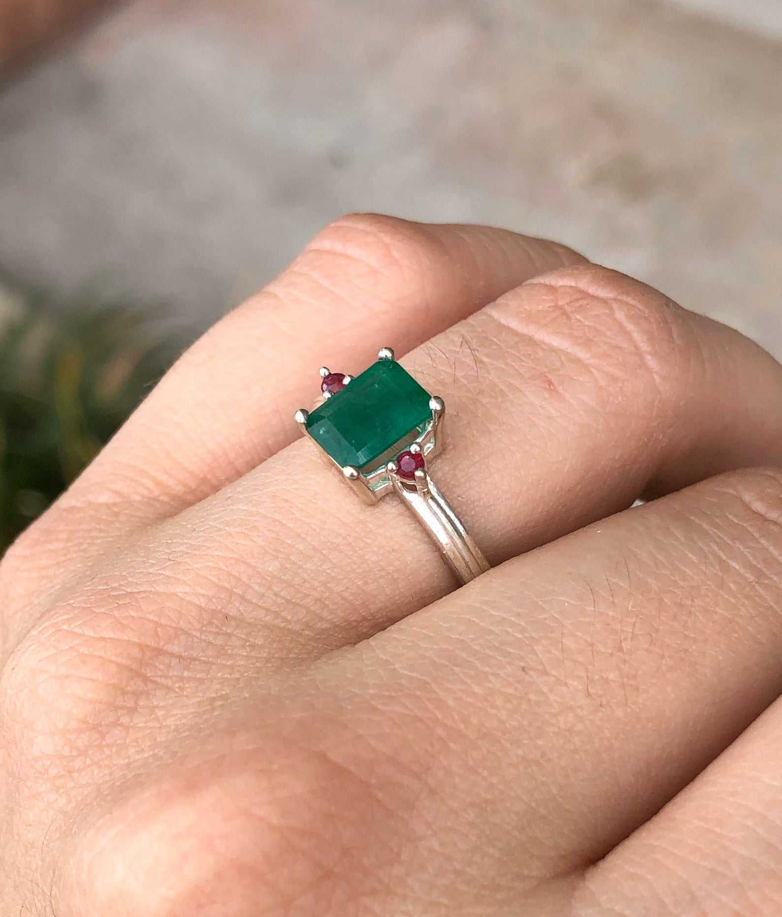 1.30tcw Emerald & Ruby Three Stone Engagement Ring Silver 925 - Image 4