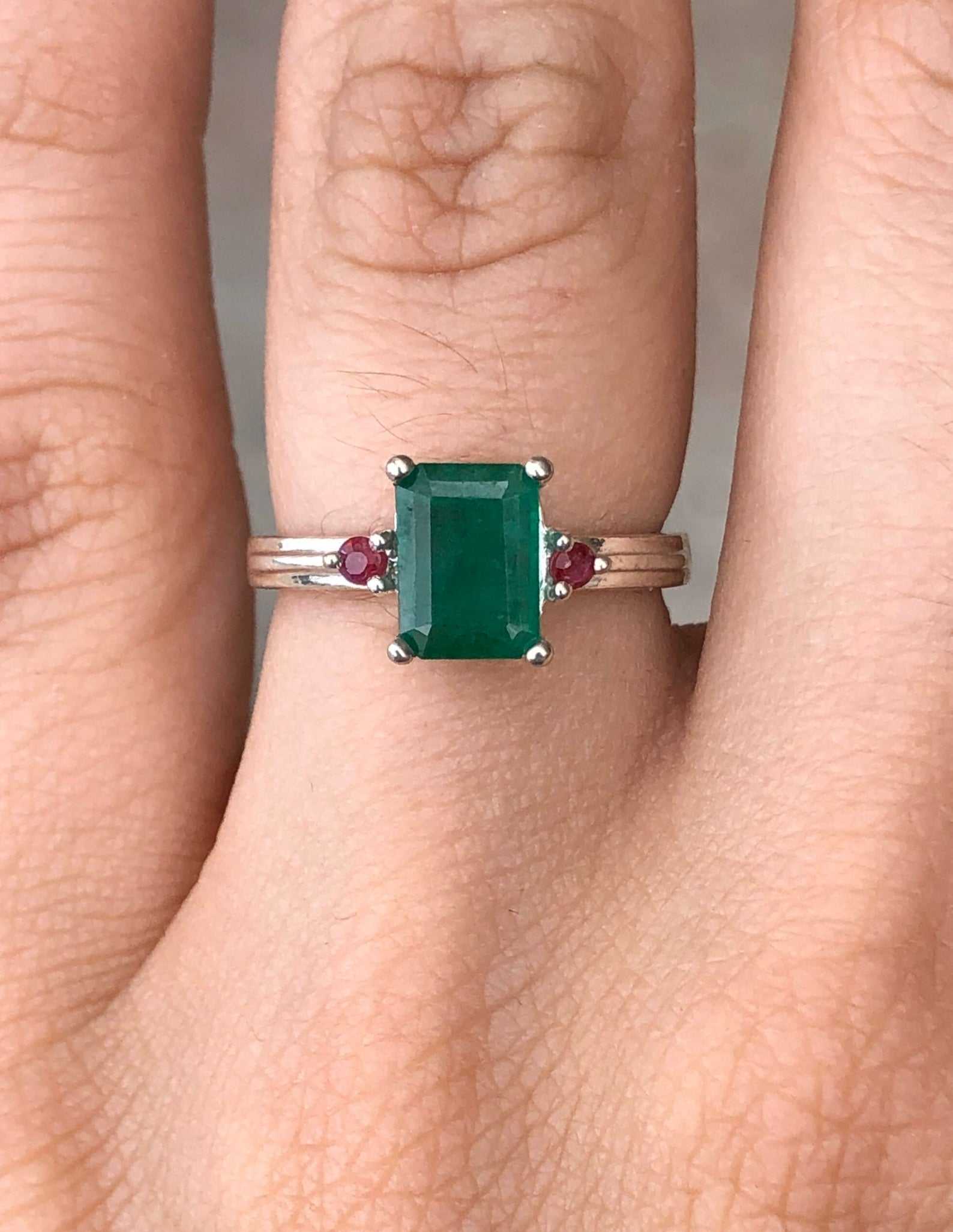 1.30tcw Emerald & Ruby Three Stone Engagement Ring Silver 925 - Image 5