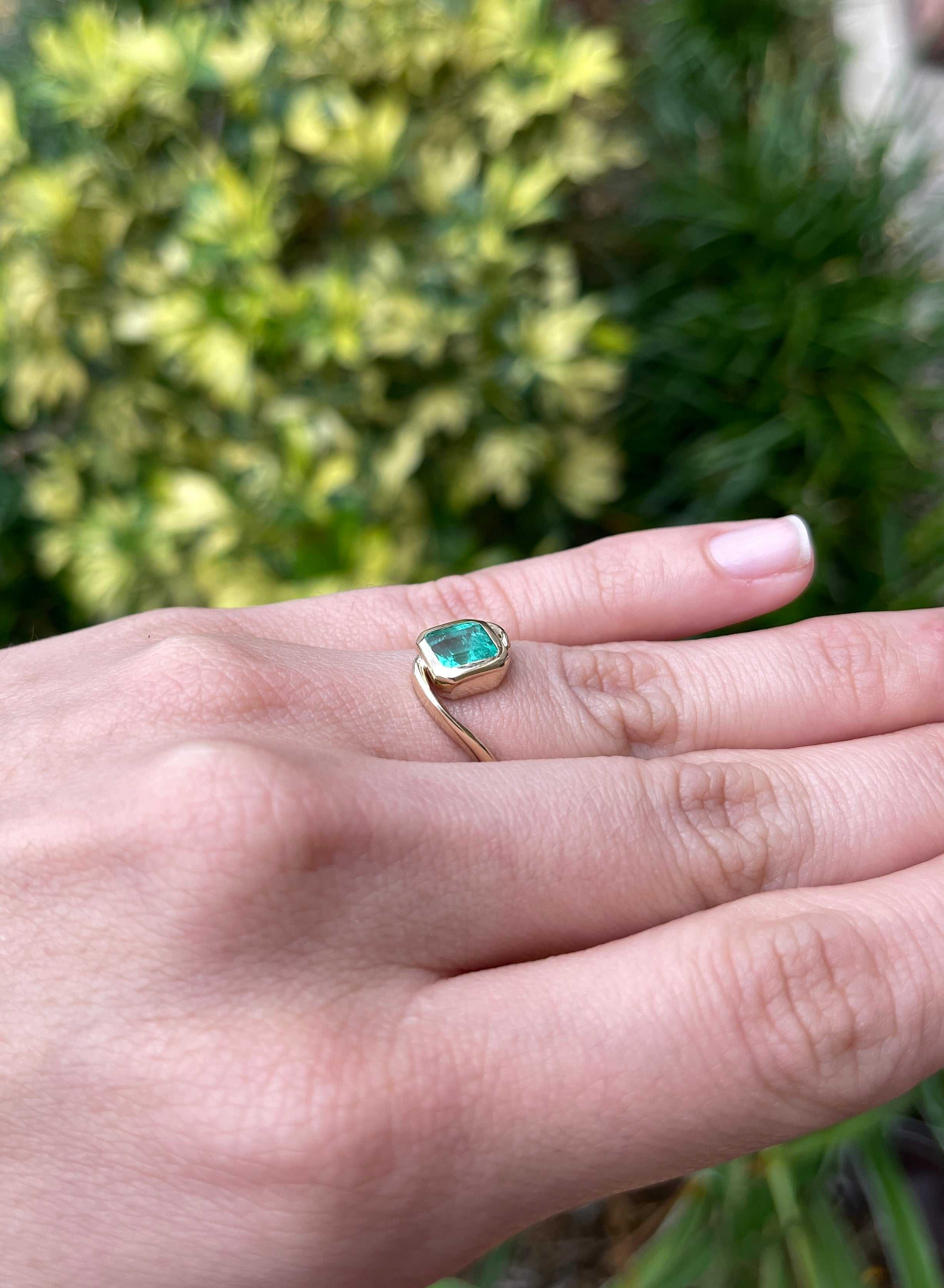 1.50 Carats Bezel Set Asscher Cut Emerald Solitaire Curved Ring 14K - Image 5