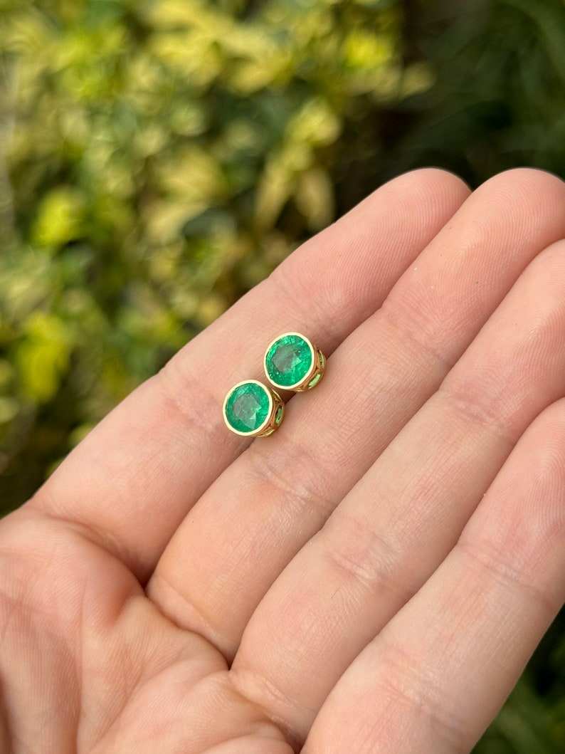 2.14tcw 18K Round Cut Vivid Rich Green Bezel Set with Windows Emerald Stud Earrings - Image 4
