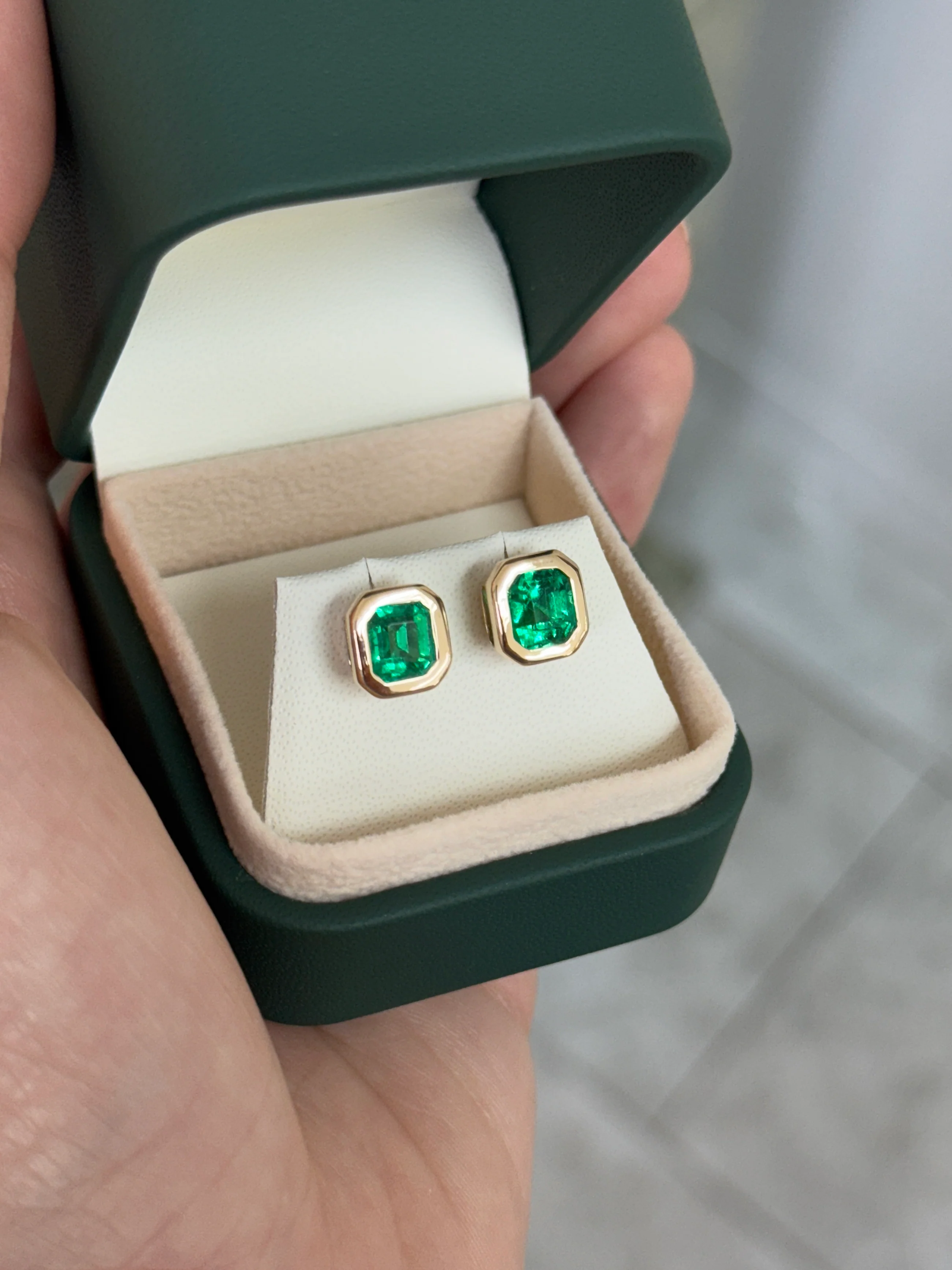 2.40tcw AAA+ Chunky Bezel Asscher Cut Colombian Emerald 18K - Image 4