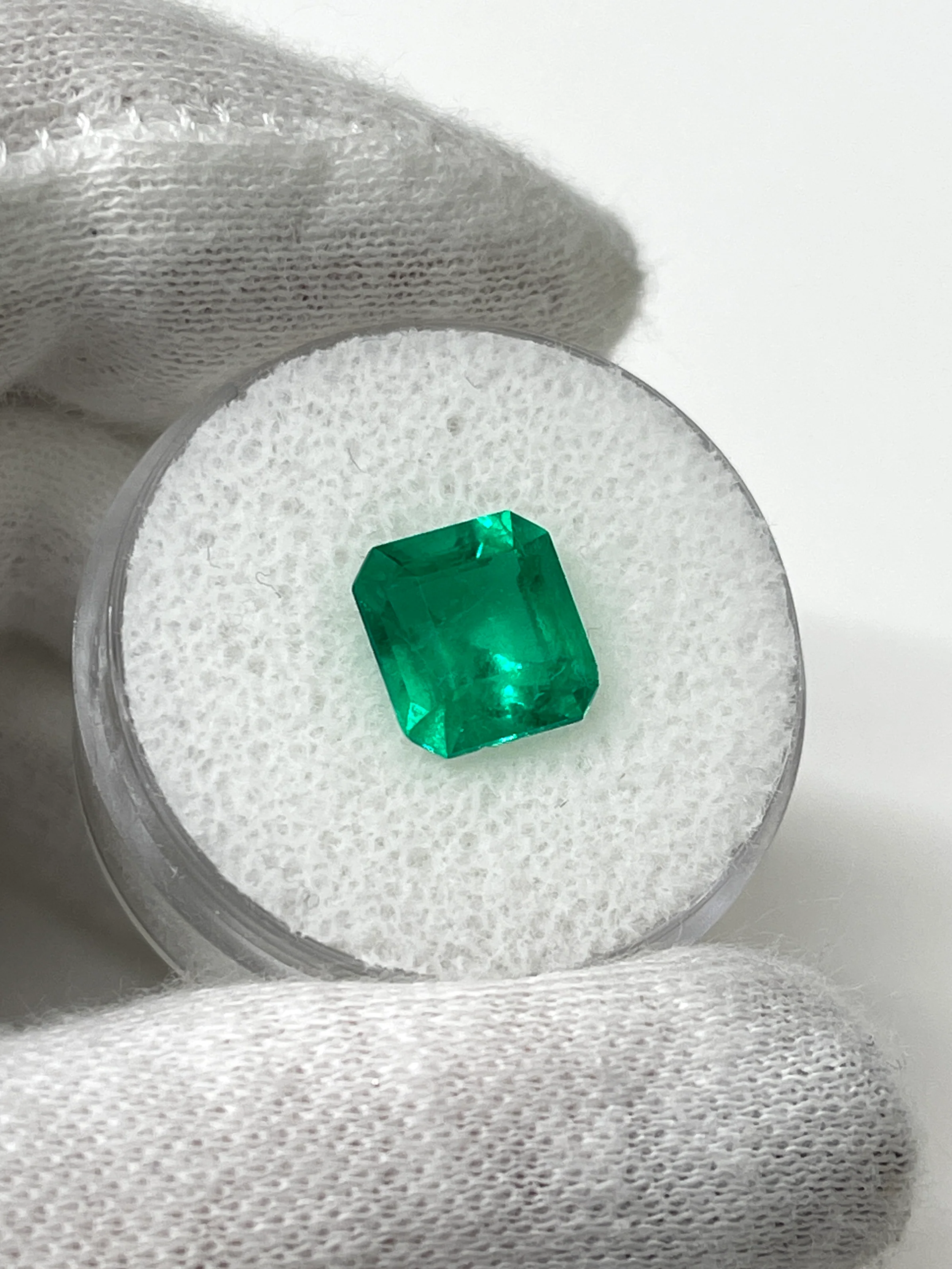 2.90 Carat Vivid Green Natural Loose Colombian Emerald- Emerald Cut - Image 5