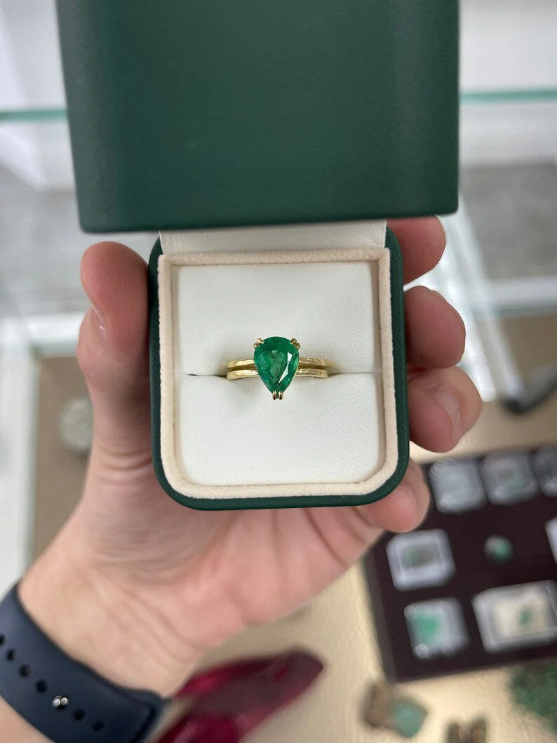 2.90ct 18K Emerald Pear Cut Medium Dark Yellowish Green Double Claw Prong Setting Solitaire Split Shank Gold Ring - Image 4