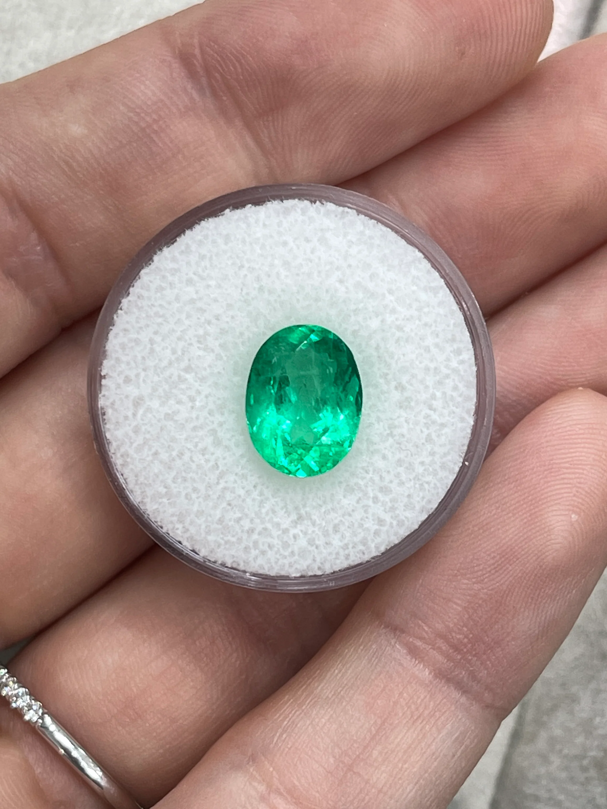 3.16 Carat 11x8 Apple Yellowish Green Loose Oval Colombian Emerald - Image 4