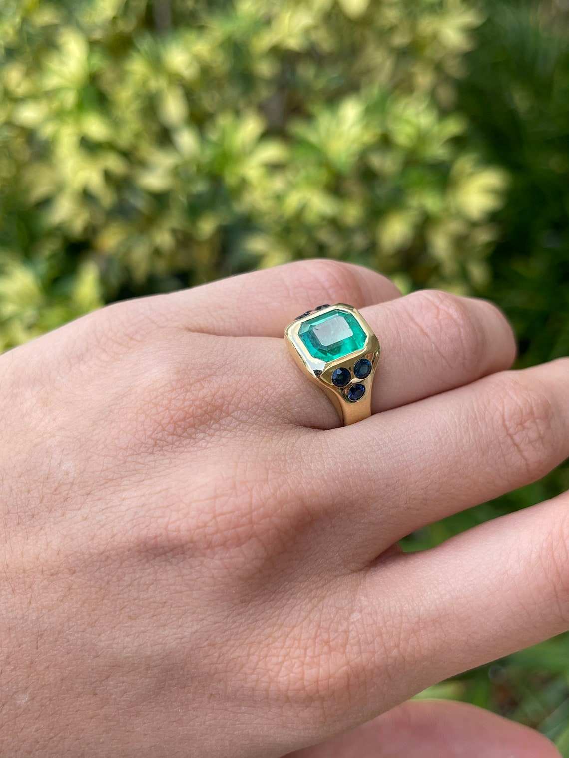 4.20tcw 18K Green Emerald & Blue Round Sapphire Gypsy Signet Gold Ring - Image 5