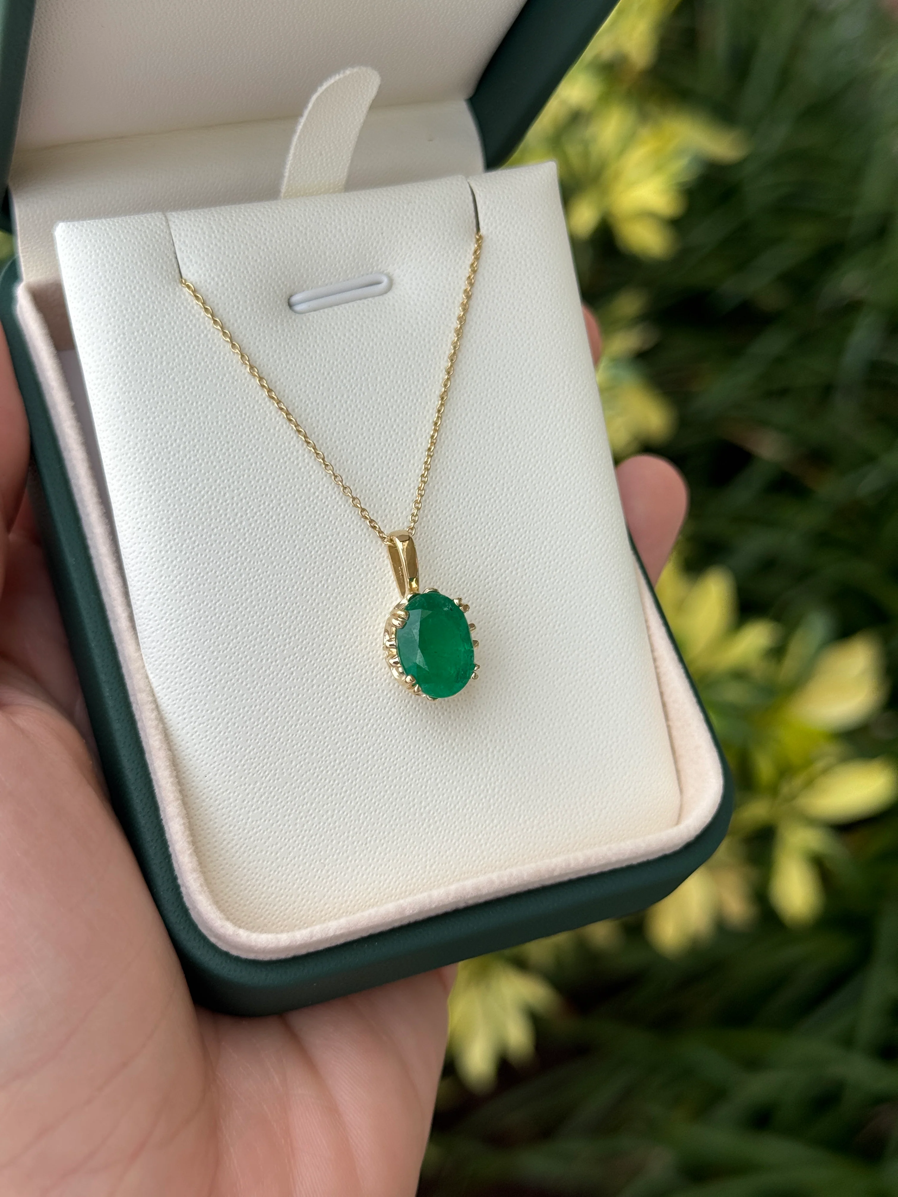 4.30 Carat Deep Green Oval Filigree Necklace 14K Gold - Image 4