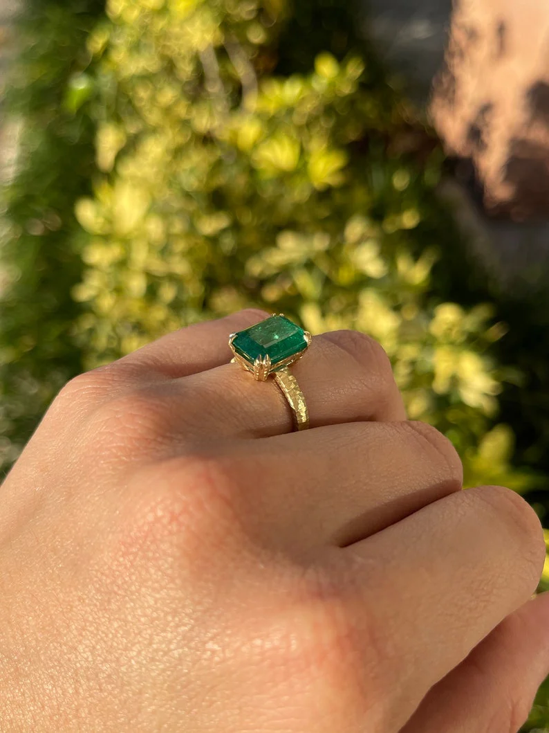 4.45ct 18K Matte Hammered Gold Rich Dark Green Rustic Double Claw Prong Emerald Cut Solitaire Ring - Image 4