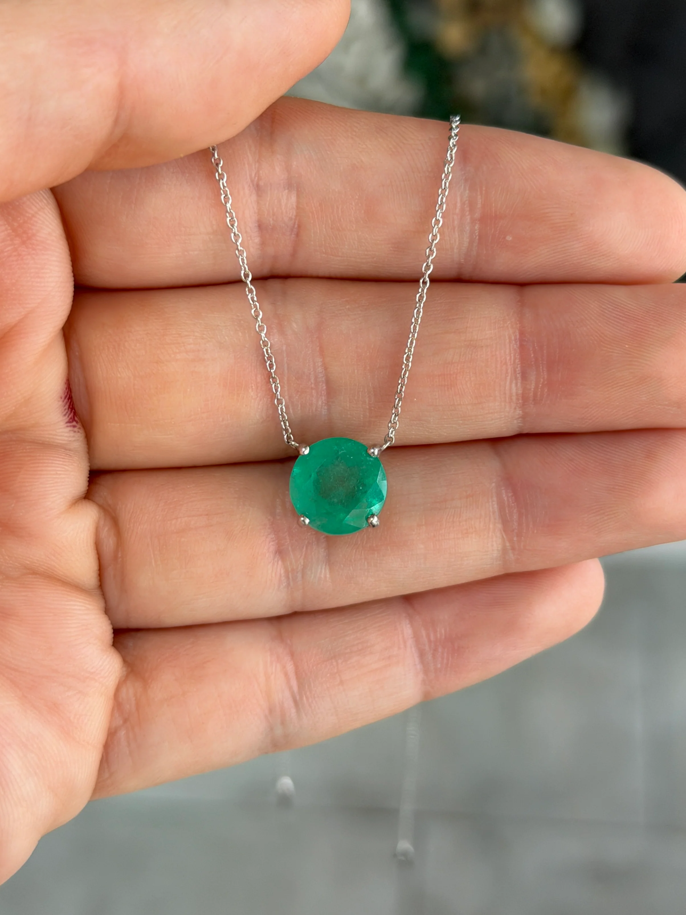 4.45ct 18K RARE Natural Round Colombian Emerald Stationary Necklace - Image 2
