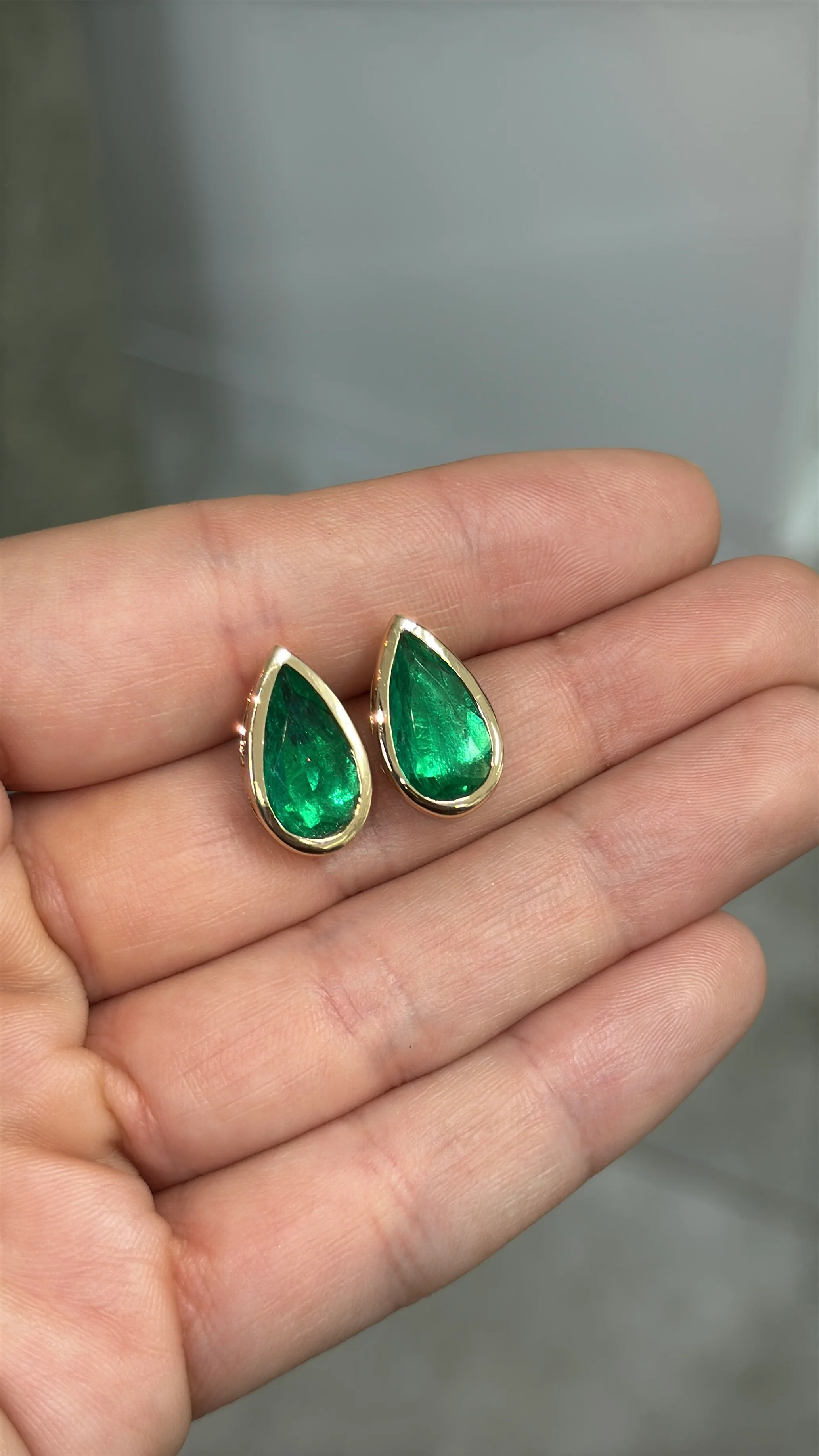 4.52tcw AAA+ Bezel Set Teardrop Colombian Emerald Studs 18K - Image 7