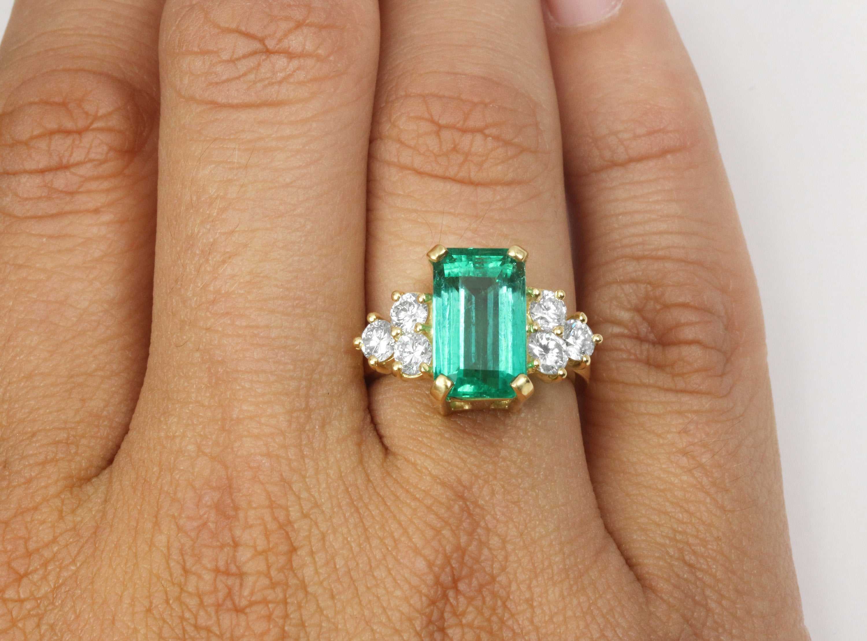 4.70tcw Elongated Emerald & Diamond Accent Ring 18K - Image 3