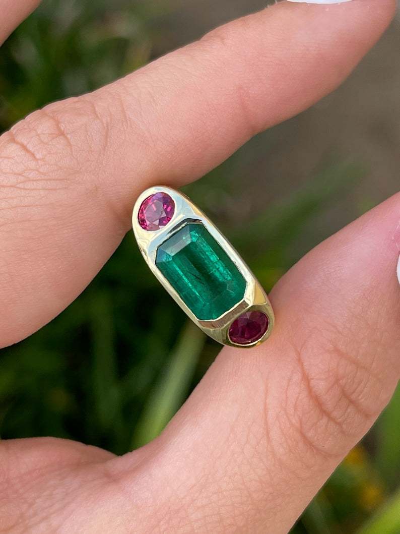 4.83tcw 18K 3 Stone Horizontal Emerald & Round Ruby Gypsy Bezel Ring - Image 7