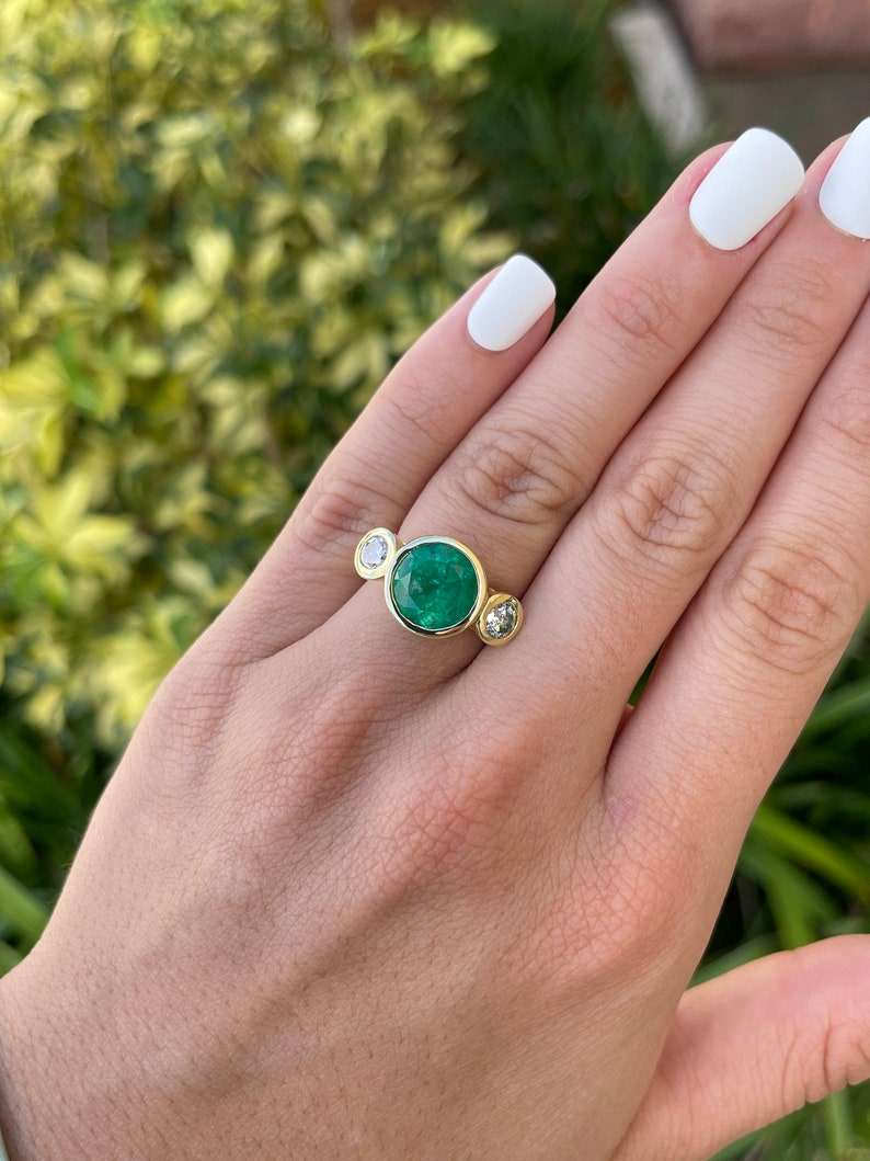 6.50tcw 18K AAA Round Colombian Emerald VS Diamond Three Stone Gold Ring - Image 3
