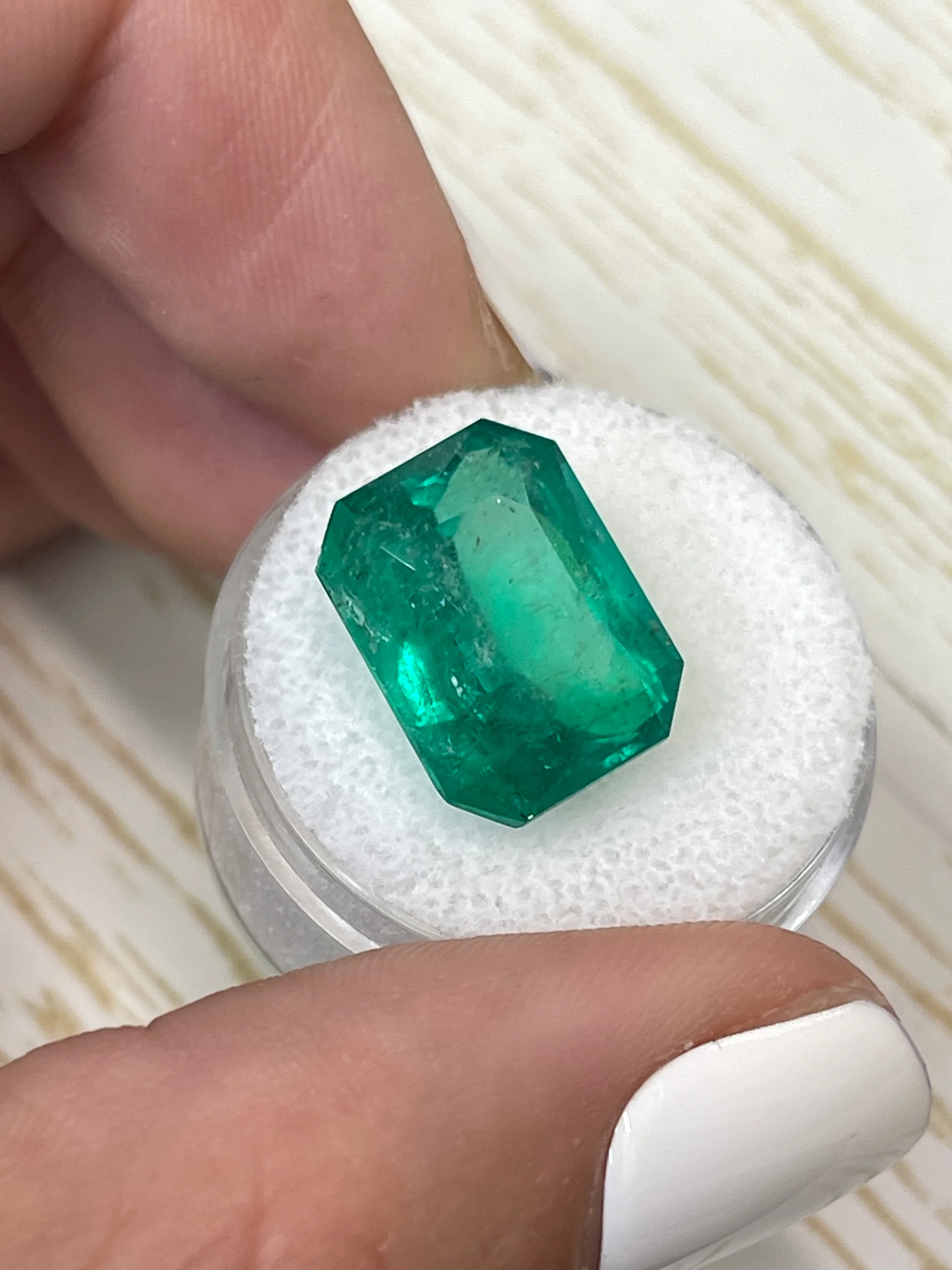 Large 11.52 Carat GIA CERTIFIED 15.5x12 Fine Natural Loose Colombian Emerald- Emerald Cut - Image 6