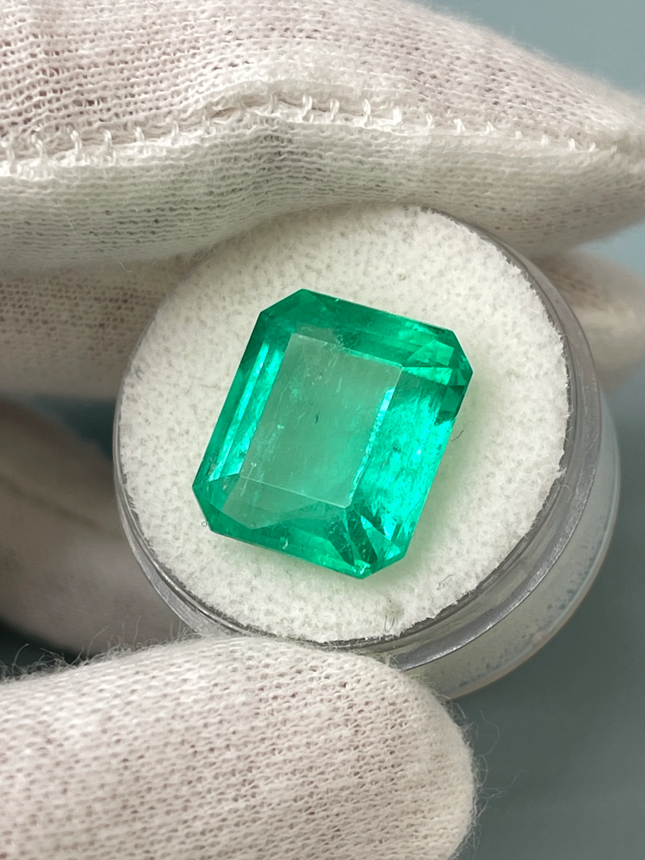 Large 13.82 Carat 15x14 Loose Colombian Emerald- Emerald Cut - Image 7